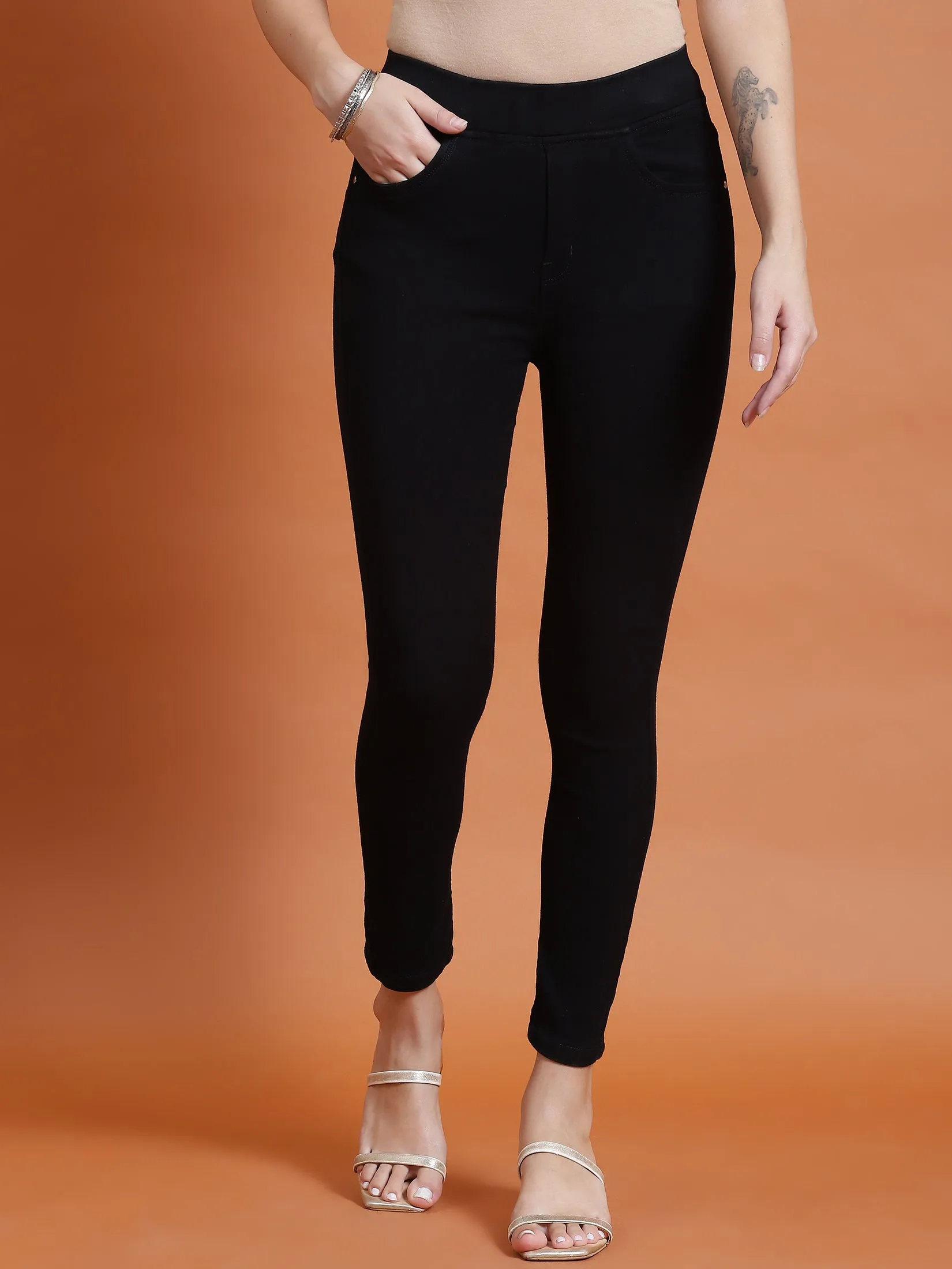 Women Black Solid Narrow Jegging